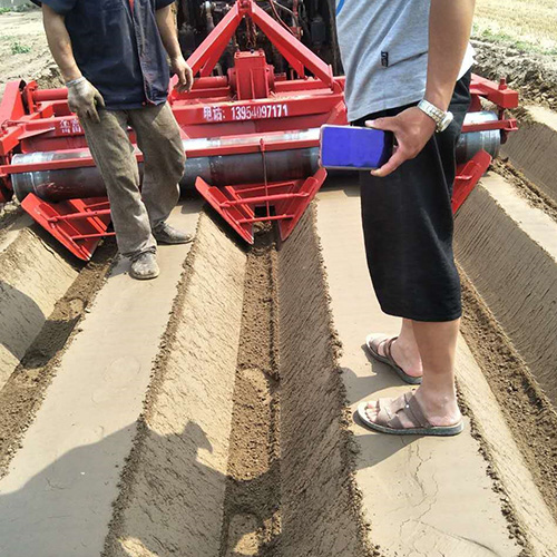 大蔥開溝起壟機(jī)